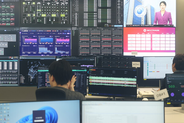 넥스트레이드가 운영하는 정규시장 전 열리는 프리마켓에서 종목 변동성 완화장치(VI)가 발동하는 사례가 꾸준히 관찰되고 있다.  서울 여의도 넥스트레이드에서 직원들이 업무를 보고 있다. [사진=연합뉴스]