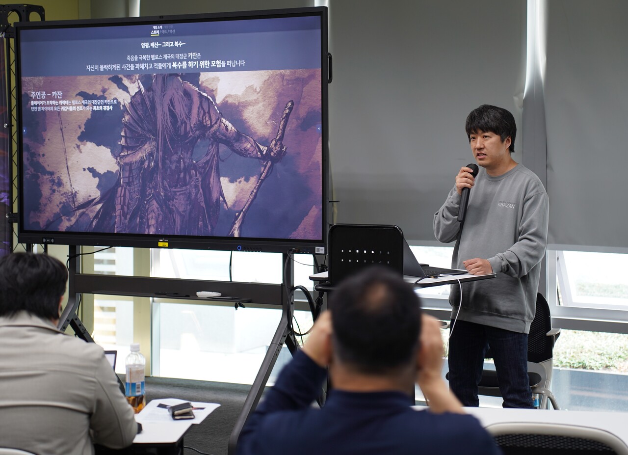 이준호 네오플 크리에이티브 디렉터(CD)가 지난 24일 '퍼스트 버서커: 카잔' 기자간담회에서 게임에 대해 소개하고 있다. [사진 =김민우 기자]