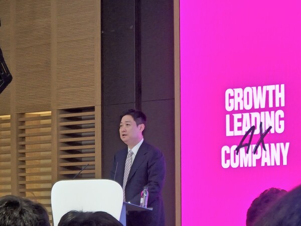 홍범식 LG유플러스 사장이 25일 서울 용산사옥에서 열린 제29기 정기 주주총회에서 현장에 참석한 주주들에게 인사말을 하고 있다. [사진=황재희 기자]