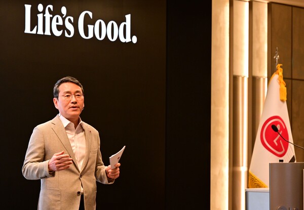 조주완 LG전자 CEO(최고경영자)가 25일 서울 여의도 LG트윈타워에서 열린 제23기 정기 주주총회에서 주주들에게 경영 성과와 중장기 사업 전략 방향을 설명하고 있다. [사진=LG전자]