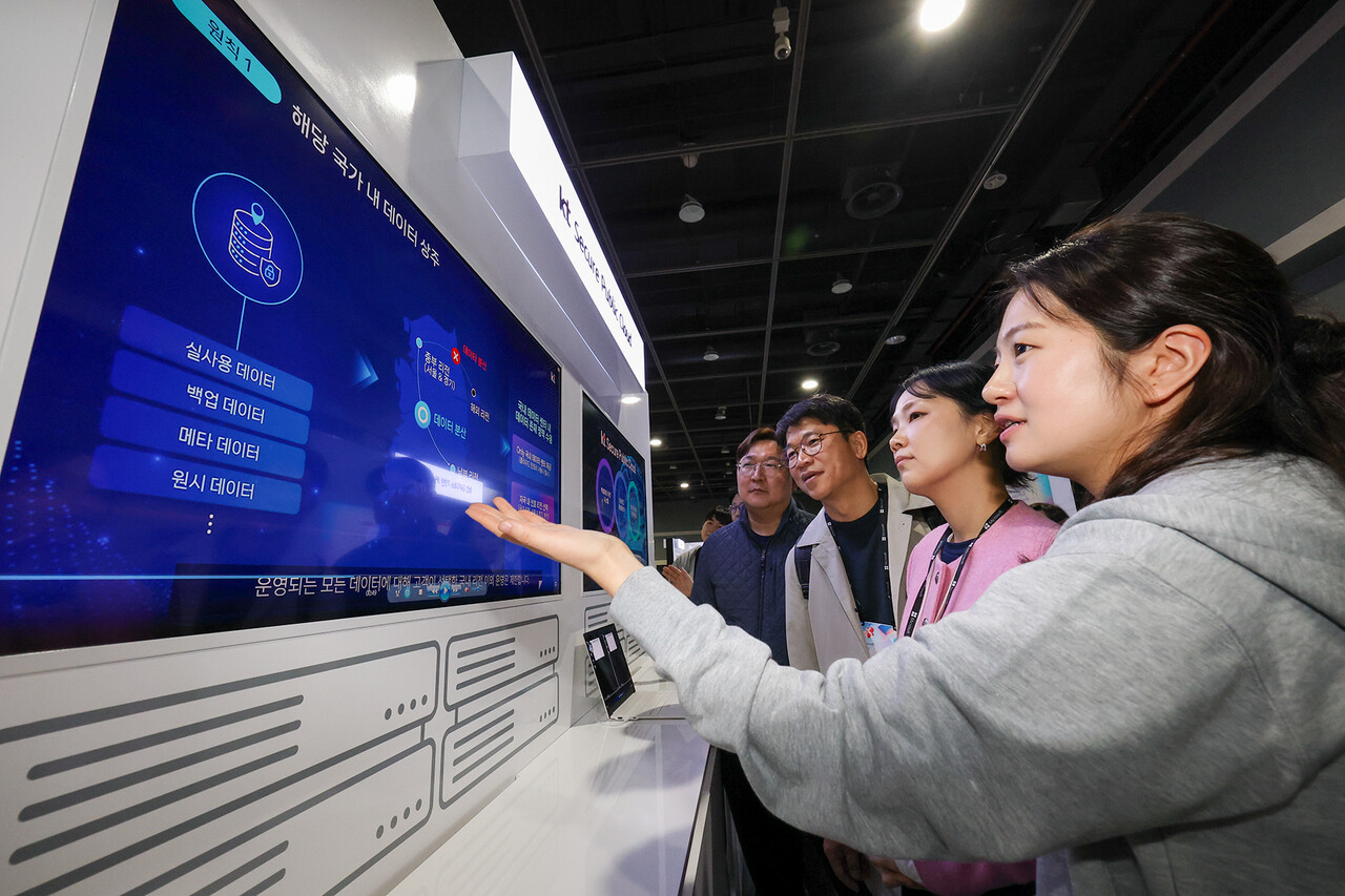 KT 직원이 AI 투어에서 보안성을 강화한 퍼블릭 클라우드 KT SPC를 소개하고 있다. [사진=KT]