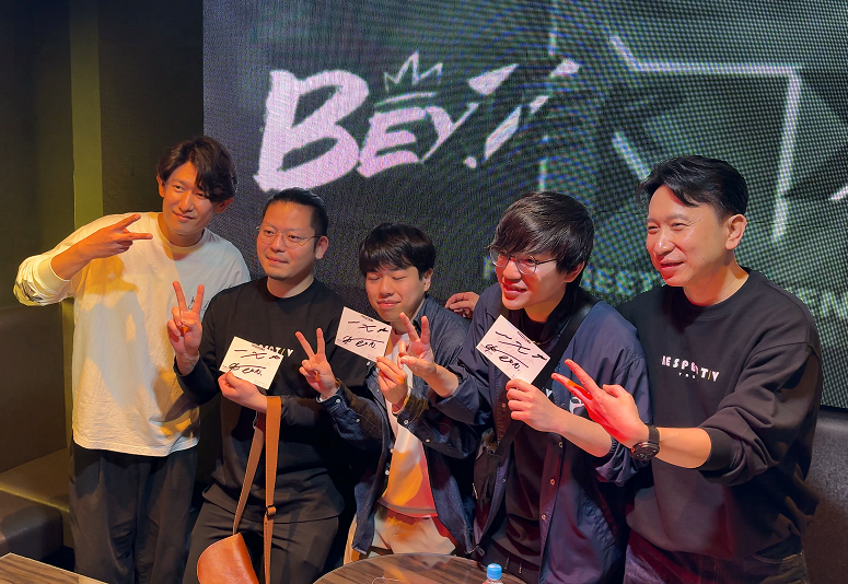 디제이맥스 리스펙트 V 일본 팝업 스토어에서 열린 팬 사인회에 참여한 팬들이 디렉터 제온(맨 왼쪽), 총괄 프로듀서 백승철(맨 오른쪽)와 기념 사진을 촬영하고 있다. [사진=네오위즈]