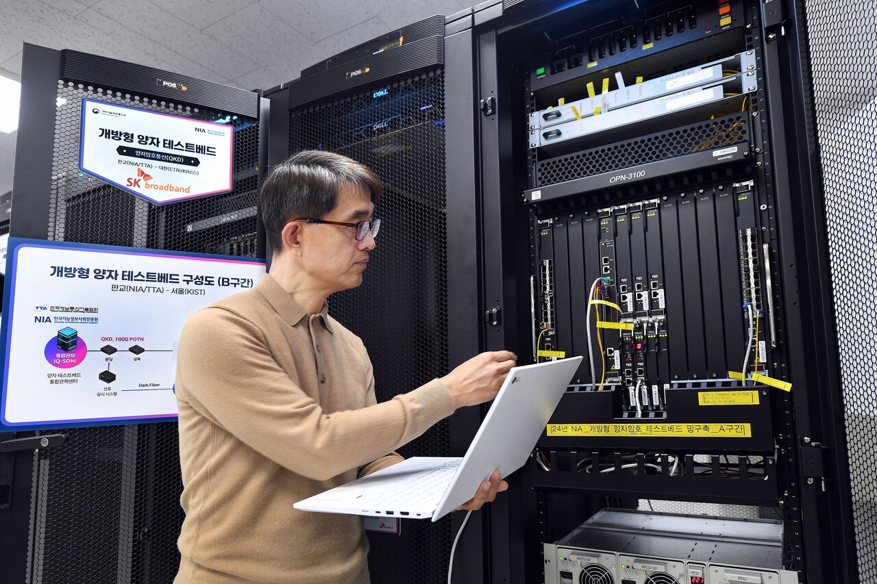 SK브로드밴드 구성원이 판교에 위치한 양자 테스트베드에서 PQC가 적용된 암호전송장비를 소개하고 있다. [사진=SK브로드밴드]