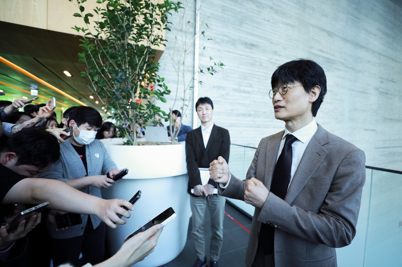 이해진 네이버 창업자가 26일 주주총회에 앞서 기자 질의에 답변하고 있다. [사진=네이버]