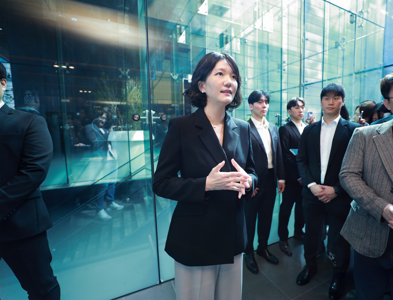 최수연 네이버 대표가 26일 주주총회에 앞서 기자 질의에 답변하고 있다. [사진=네이버]