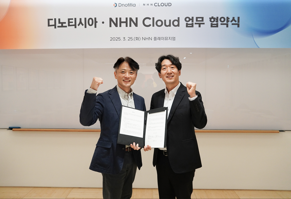 (좌)디노티시아 정무경 대표 (우)NHN 클라우드 김동훈 대표가 25일 업무 협약을 맺고 기념 사진을 촬영하고 있다. [사진=NHN클라우드]