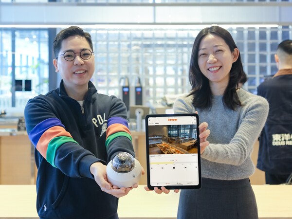 한화비전 관계자가 소상공인 매장 관리 솔루션 '키퍼'를 선보이고 있다 [사진=한화비전]