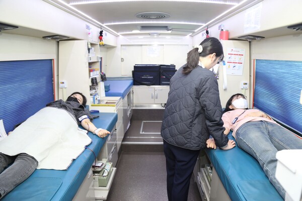 DL그룹 직원들이 26일 서울 종로구 돈의문 디타워 본사에 배치된 헌혈 버스에서 헌혈을 하고 있다. [사진=DL홀딩스]
