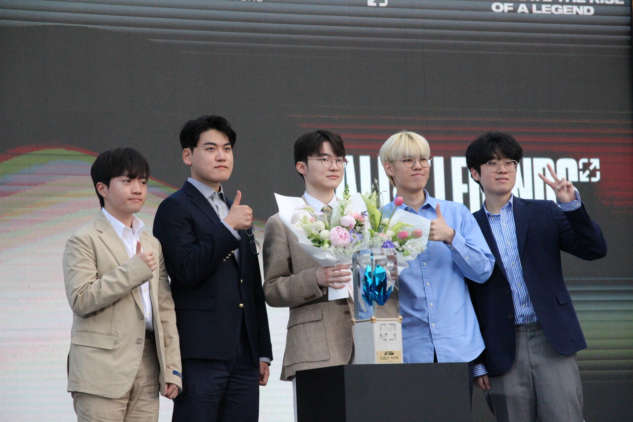 지난해 6월 6일 서울 중구 신라호텔에서 열린 리그오브레전드 '전설의 전당' 헌액식에서 '페이커' 이상혁이 T1 구단 동료들과 기념촬영을 하고 있다. [사진=김민우 기자]