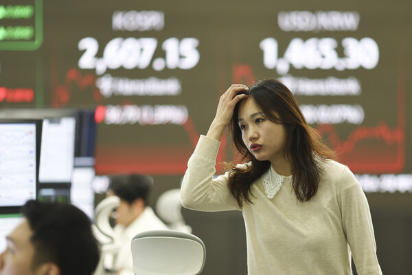 지난 2023년 11월부터 금지됐던 공매도가 이달 31일 전면 재개가 예정된 가운데 개인 투자자들은 주식시장 변동성 확대를 우려하는 반면에 증권업계는 장기적 관점에서 코스피, 코스닥 지수 상승에 긍정적인 영향을 끼칠 것으로 내다봤다. 27일 하나은행 본점 딜링룸에서 딜러들이 업무를 보고 있다. [사진=연합뉴스] 