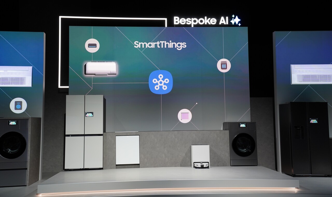 삼성전자가 공개한 2025년형 비스포크 AI 가전 신제품. 세탁건조기, 로봇청소기, 냉장고, 스마트싱스 등이 보인다. [사진=김민우 기자]