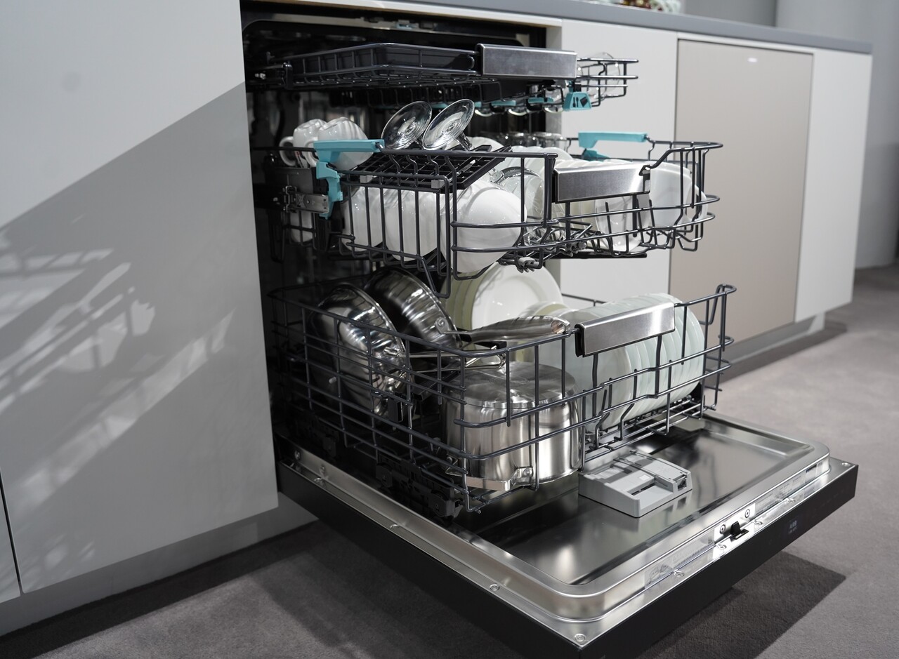 삼성전자가 28일 ''웰컴 투 비스포크 AI'에서 공개한 최신형 식기세척기. [사진=김민우 기자]