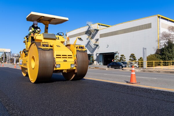 제강슬래그를 골재로 활용한 아스팔트 콘크리트로 광양제철소 도로를 포장하고 있다. [사진=포스코]
