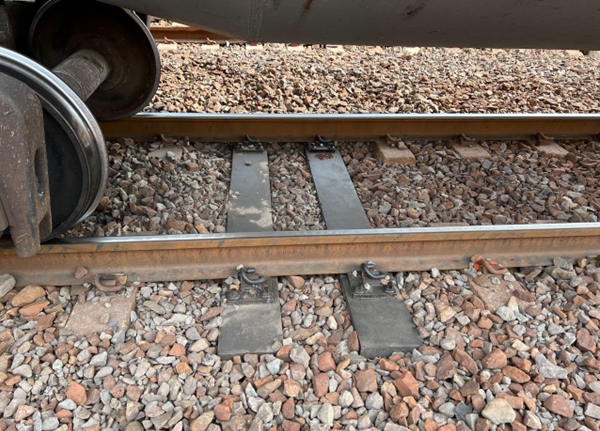 포항제철소 철도 현장에 적용된 슬래그·폐플라스틱 복합재로 만든 슬래스틱 침목. [사진=포스코]