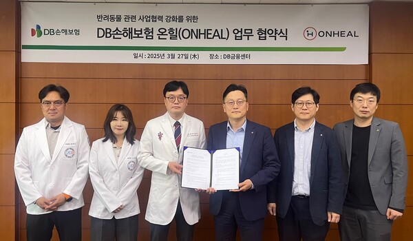 27일 강남구 대치동 DB금융센터에서 DB손해보험 문진욱 본부장과 온힐 정승필 부문장이 업무협약 체결후 양사 직원들과 함께 기념 촬영을 하고 있다. [사진 = DB손해보험]