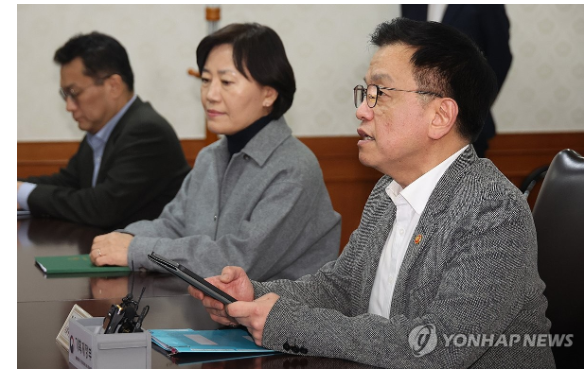 최상목 부총리 겸 기획재정부 장관이 30일 정부서울청사에서 열린 긴급현안 관련 경제관계 장관 간담회에서 발언하고 있다.[사진=연합뉴스]