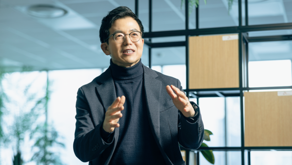 이송만 SK하이닉스 SKMS앤(&)Growth 부사장이 자사 뉴스룸 인터뷰에서 인재 육성 방안에 대해 설명하고 있다.  [사진=SK하이닉스]