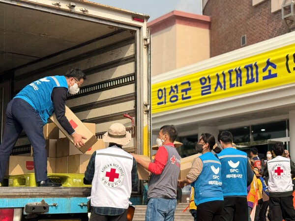 SPC그룹 직원들이 의성군 일시대피소를 찾아 대한적십자사와 함께 구호물품을 전달하고 있다. [사진= 대한적십자사]