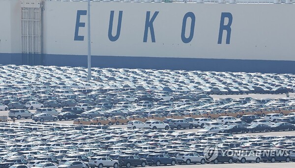 도널드 트럼프 미국 대통령이 2일 상호관세 계획을 발표할 예정인 가운데 경기도 평택항에 수출용 차량이 세워져 있다. [사진=연합뉴스]