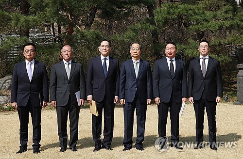 한덕수 대통령 권한대행 국무총리가 1일 서울 종로구 삼청동 총리공관에서 경제안보전략TF 회의에 앞서 기념사진을 촬영하고 있다. 왼쪽부터 최상목 부총리, 정의선 현대차 회장, 이재용 삼성전자 회장, 한 대행, 최태원 SK 회장, 구광모 LG 회장.