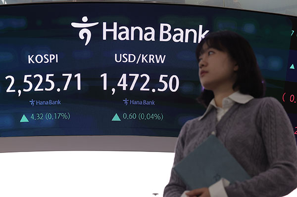 2일 오전 서울 중구 하나은행 본점 딜링룸에서 딜러가 업무를 보고 있다. 이날 코스피는 전날보다 4.23p(0.17%) 오른 2525.62으로 시작했다. 원/달러 환율은 0.4원 내린 1471.5원으로, 코스닥은 3.92p(0.57%) 오른 695.37로 개장했다. [사진=연합뉴스]