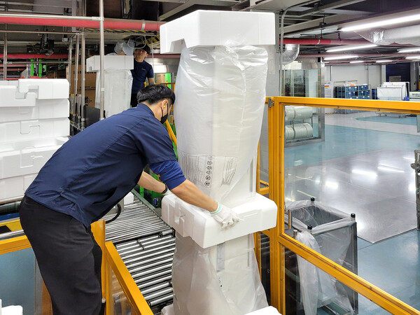 삼성전자가 에어컨 수요에 신속하게 대응하기 위해 AI(인공지능) 에어컨 생산라인을 풀가동하고 있다. [사진=삼성전자]