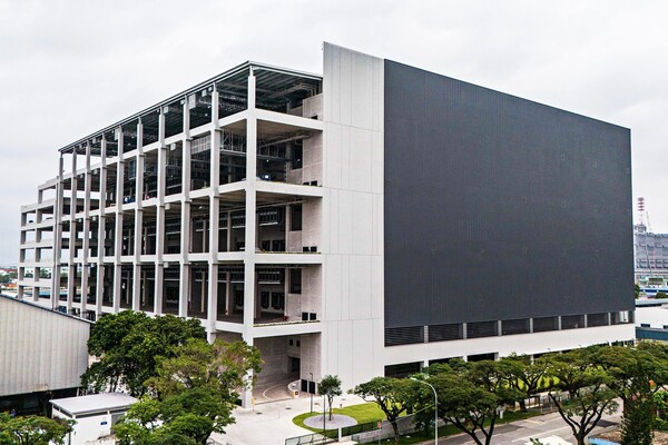 LG전자가 최근 축구장 9개 크기와 맞먹는 규모의 싱가포르 초대형 물류센터에 고효율 상업용 에어컨 '멀티브이 아이(Multi V i)'를 공급했다. 사진은 멀티브이 아이가 설치된 싱가포르 물류센터. [사진=LG전자]