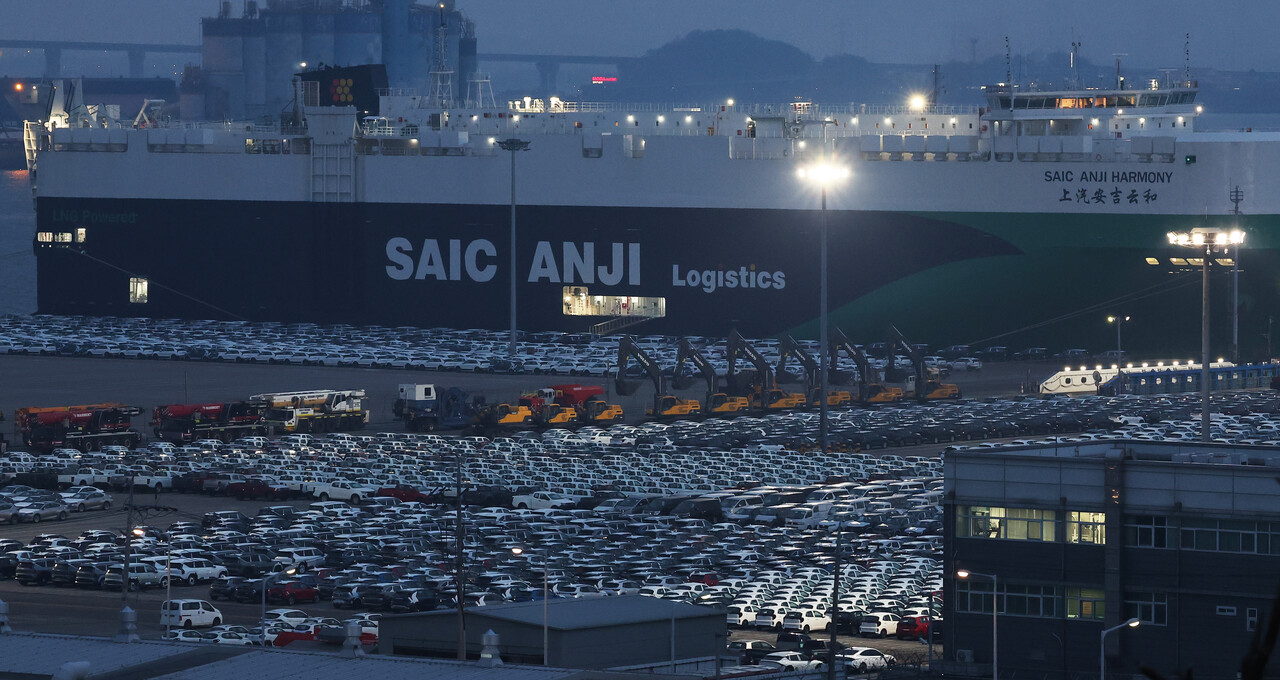 도널드 트럼프 대통령이 2일(현지시간) 상호관세 정책을 발표한 가운데 미국 행정부와 한국 정부가 기존 양국 간 관세 부과율에 대해 엇갈린 분석을 내놓고 있다.  경기도 평택항에 수출용 자동차가 세워져 있다. [사진=연합뉴스]