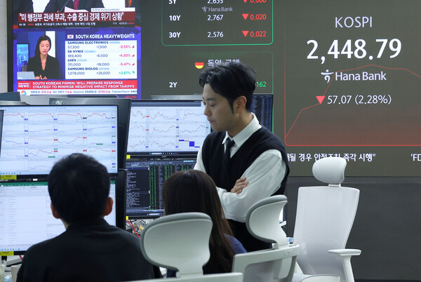 주요 증권사들은 도널드 트럼프 미국 대통령의 상호관세 정책에 의해 한국 금융시장이 단기적인 충격을 받겠지만, 미국과 중국 정부의 무역 마찰 등으로 인해 장기간 지속되지 않을 것으로 전망했다. 3일 오전 서울 중구 하나은행 본점 딜링룸에서 딜러가 업무를 보고 있다. [사진=연합뉴스]