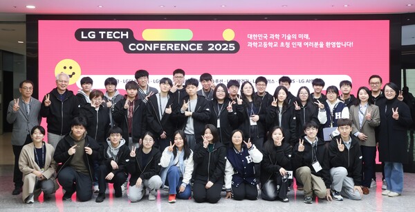 권봉석 ㈜LG 부회장(뒷줄 왼쪽에서 두 번째)이 3일 'LG 테크 콘퍼런스 2025'를 찾은 과학고 영재들과 기념 촬영을 하고 있다.[사진=LG전자]