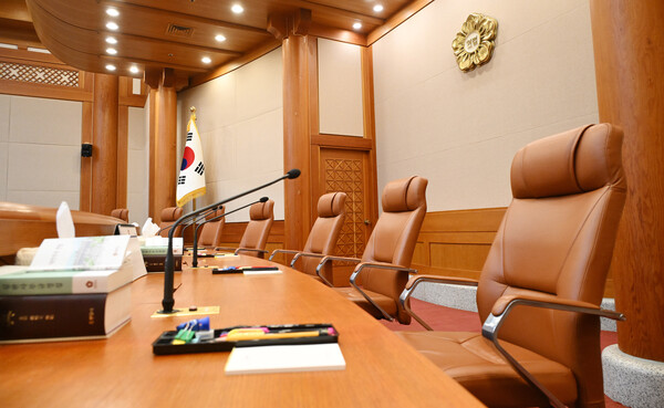 윤석열 대통령 탄핵심판 선고를 하루 앞둔 3일 이른바 '정치테마주'로 분류되는 종목들이 강세를 보이고 있다. 서울 종로구 헌법재판소 대심판정의 모습. [사진=연합뉴스] 