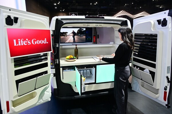 LG전자의 냉장고∙와인셀러∙광파오븐 등 가전과 AI 허브 'LG 씽큐 온'을 탑재한  '슈필라움 글로우캐빈''. [사진=LG전자]