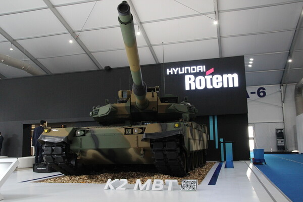 현대로템이 KADEX 2024에서 선보인 'K2 흑표 전차'의 성능개량형 모델. [사진=뉴스퀘스트]