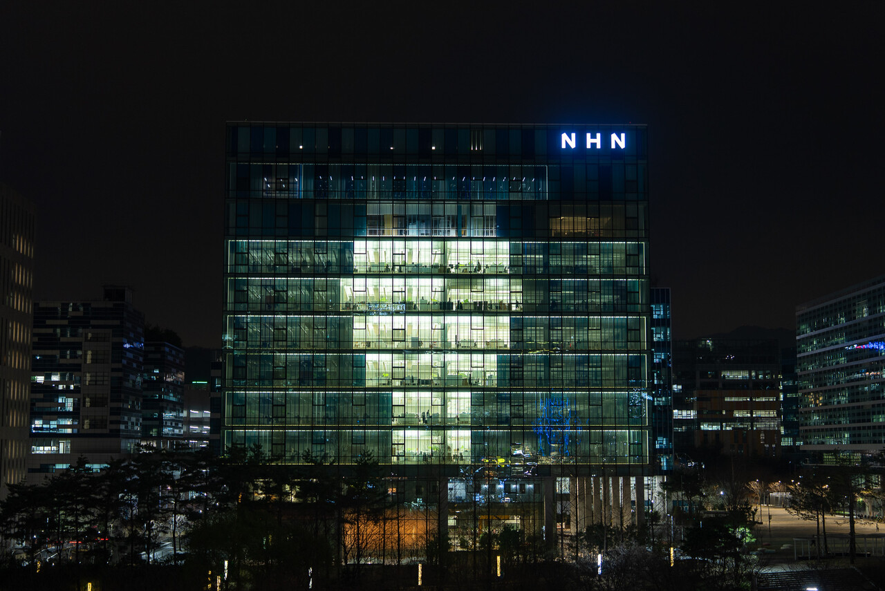 NHN이 지난 2일 ‘제18회 세계 자폐인의 날’을 맞아 판교 사옥 플레이뮤지엄의 외관을 활용해 주변 이웃에 대한 관심과 연대의 불빛을 구현하는 ‘블루라이트 캠페인’에 참여했다. [사진=NHN]