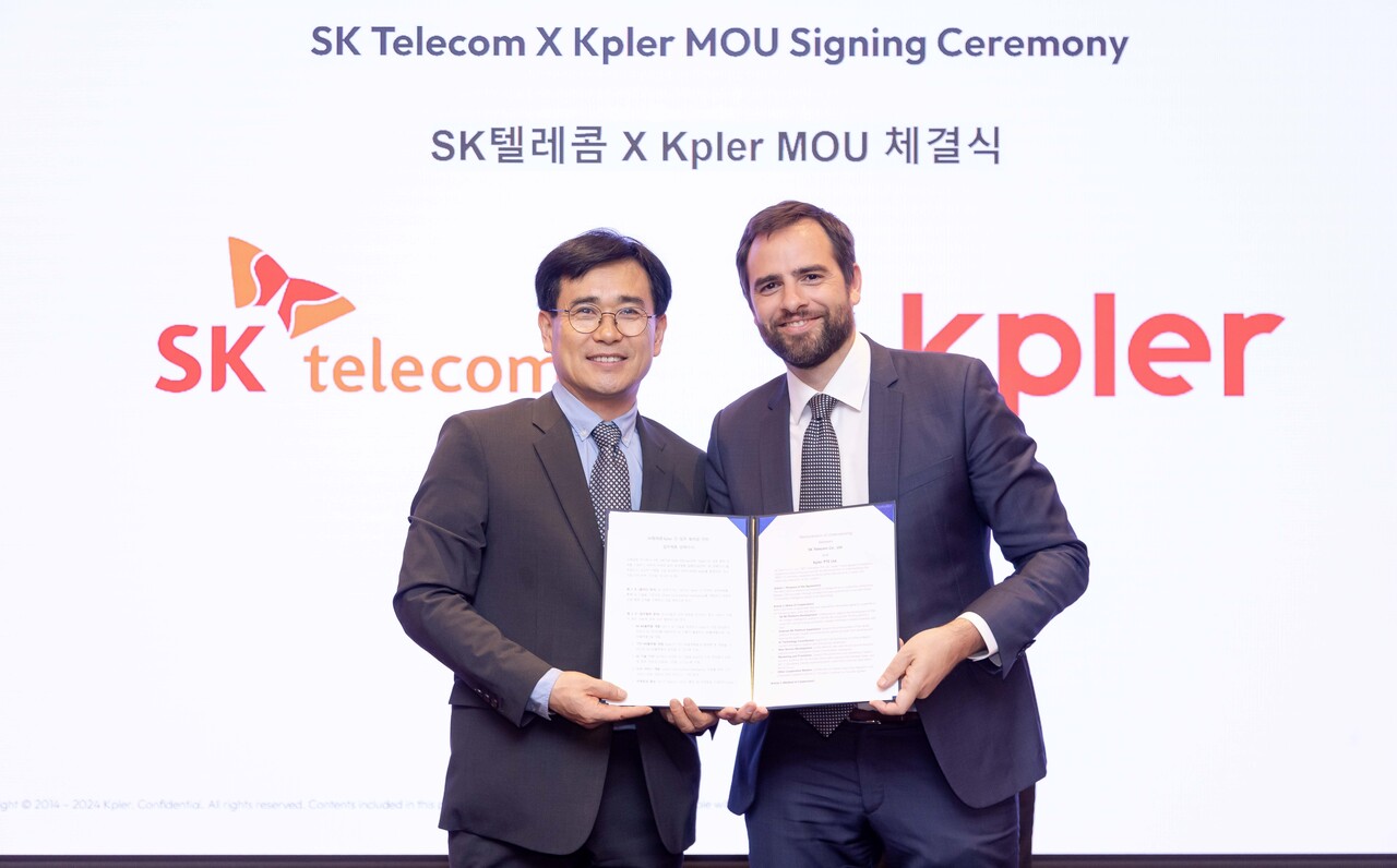 신용식(왼쪽) SK텔레콤 AIX 사업부장과 케플러 공동 창업자인 장 매이니어 회장이 2일 서울 소공동 롯데호텔에서 양해각서에 서명하고 기념 촬영하고 있다. [사진=SKT]