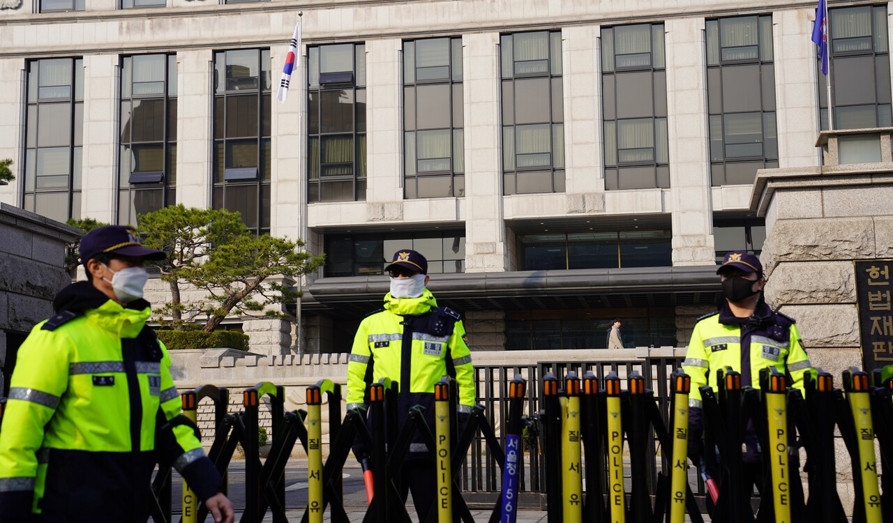 4일 오전 8시 30분경 헌법재판소 전경. 경찰들이 바리게이트를 치고 입구를 막고 있다. [사진=김민우 기자]