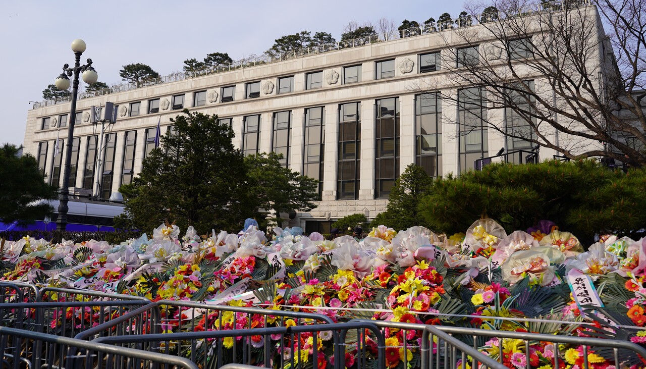 4일 헌법재판소 앞에 탄핵반대 화환들이 늘어져있다. [사진=김민우 기자]