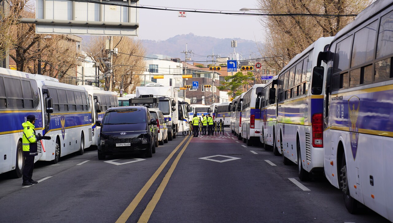 4일 헌법재판소 인근 150m는 경찰버스 차벽으로 둘러싸였다. [사진=김민우 기자]