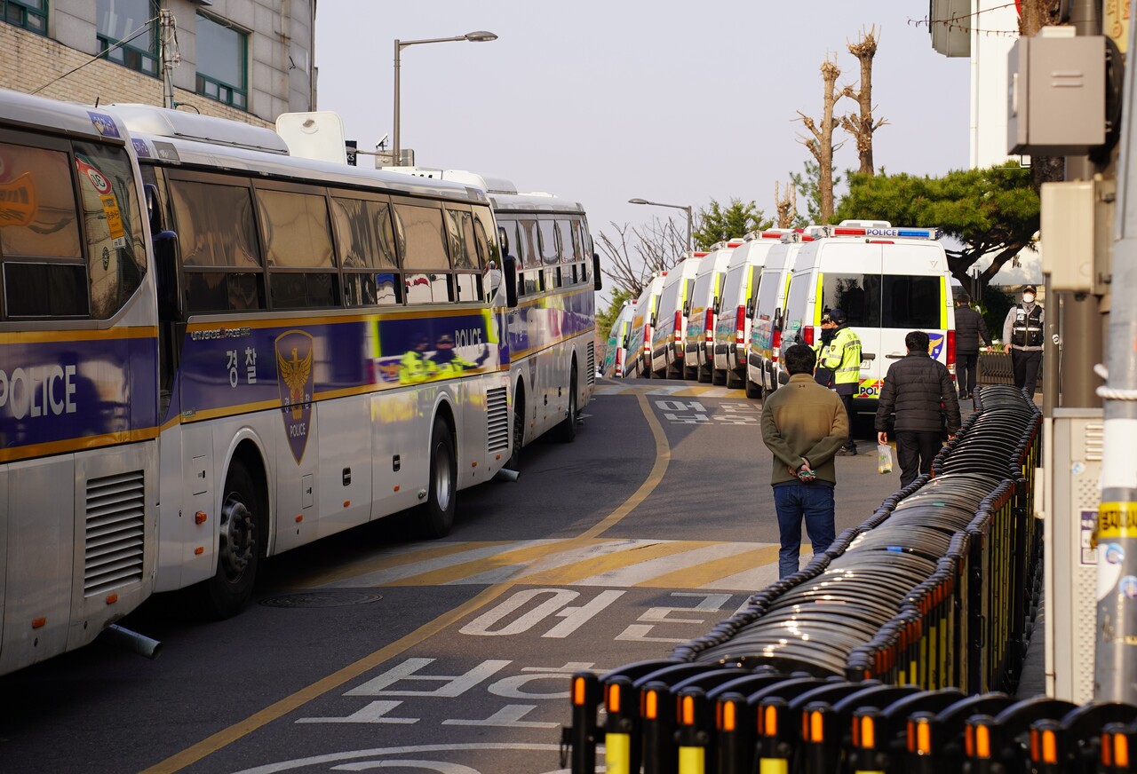 4일 헌법재판소 인근. 이날 현장은 출입이 허가된 인원들만 통행이 가능할 정도로 경비가 삼엄했다. [사진=김민우 기자]