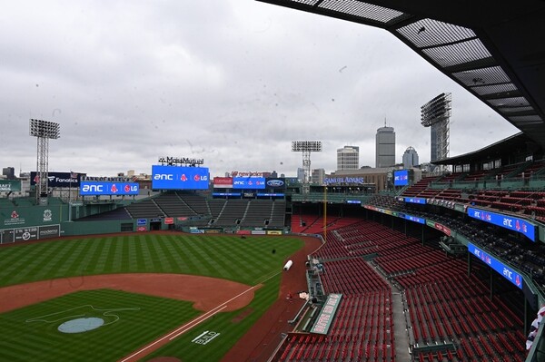 미국의 명문 프로야구팀 보스턴 레드삭스 홈 구장 펜웨이 파크 곳곳에 LG전자의 LED 사이니지가 설치됐다. [사진=LG전자]
