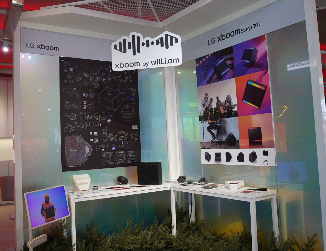 세계적인 아티스트 윌아이엠(will.i.am)과 함께 만든 'LG 엑스붐' 신제품 설계도와 제품들이 전시돼 있다. [사진=김민우 기자]