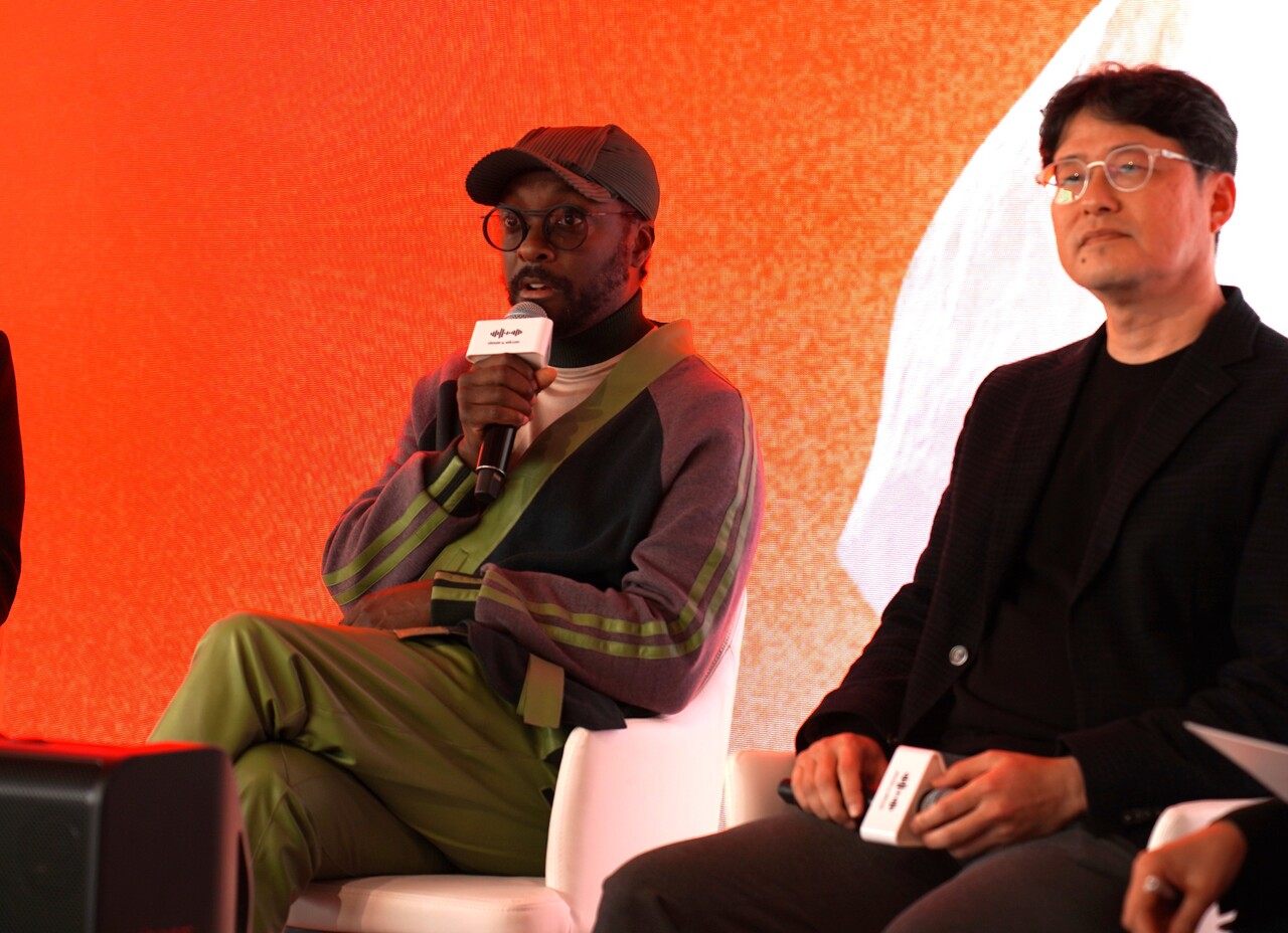 세계적인 뮤지션 윌아이엠(사진 왼쪽)이 7일 'LG 엑스붐 브랜드 데이'에서 질의에 답변하고 있다. [사진=김민우 기자]