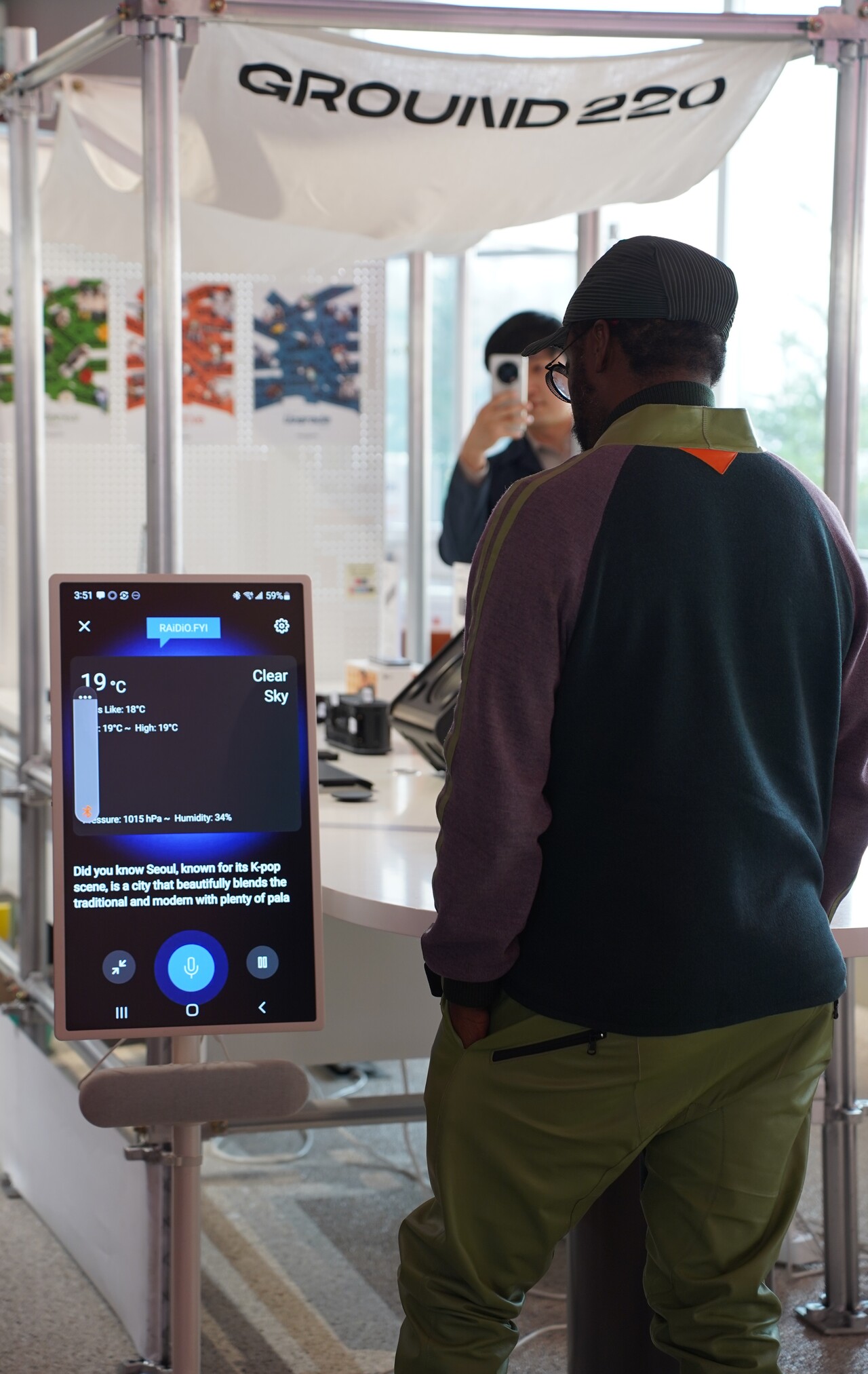 윌아이엠이 7일 'LG 엑스붐 브랜드 데이'에서 자신이 설립한 AI 기반 라디오 앱 'RAiDiO.FYI'가 담긴 LG전자의 스탠딩 모니터를 바라보고 있다. [사진=김민우 기자]