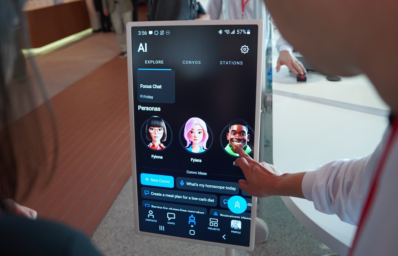 LG전자 직원이 7일 'LG 엑스붐 브랜드데이'에서 AI 기반 라디오 앱 'RAiDiO.FYI'를 고객에게 설명하고 있다. [사진=김민우 기자]