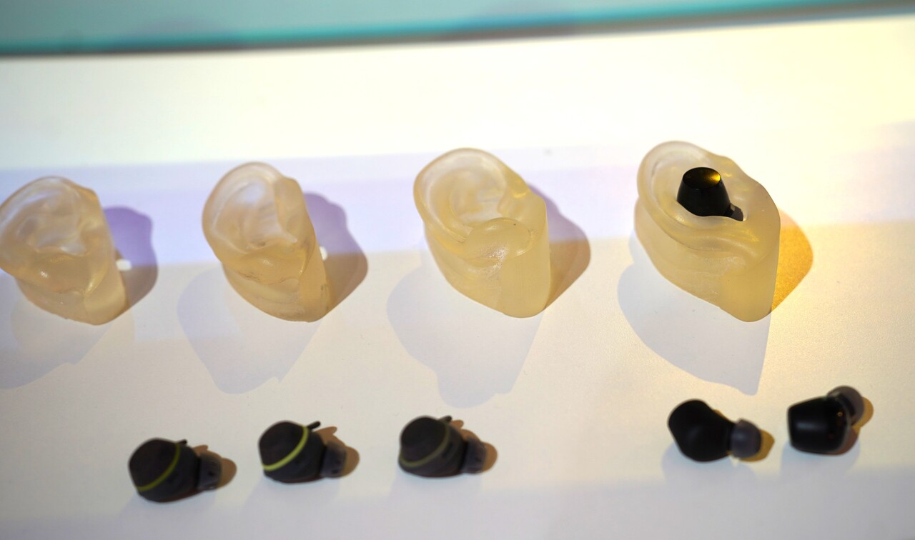 LG전자가 지난 1월 출시한 'LG 엑스붐 버즈' 제작을 위해 만든 모형. 귀 모형과 시제품이 전시돼 있다. [사진=김민우 기자]