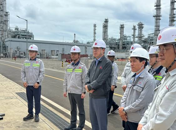 지난 4일 (현지시간) 롯데케미칼 이영준 대표가 인도네시아 라인프로젝트 현장을 살펴보고 있다. [사진=롯데케미칼]