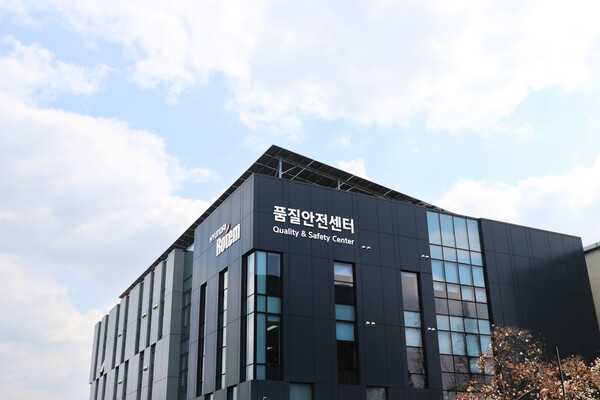 태양광 발전 설비가 설치된 현대로템 창원공장 품질안전센터 전경. [사진=현대로템]