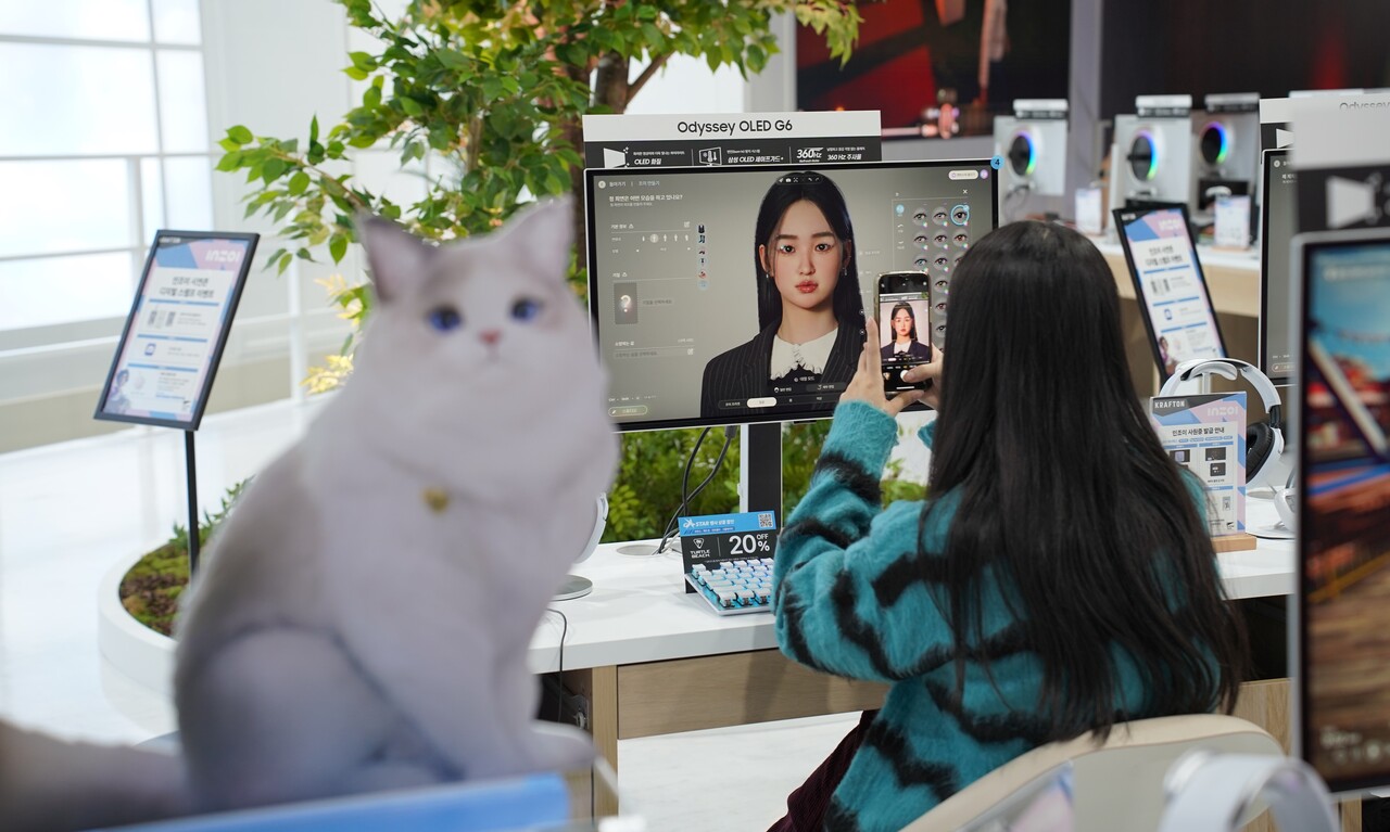 지난해 11월 열린 '지스타 2024'의 크래프톤 '인조이' 부스에서 한 유저가 자신이 커스터마이징한 캐릭터를 사진찍고 있다. [사진=김민우 기자]