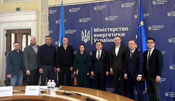 이달초 우크라이나 키이우를 방문한 명노현 LS 부회장(오른쪽 네 번째)이 현지 에너지부, 농업정책·식품부, 경제부 등 정부 관계자와 만나 상호협력 방안을 논의한 후 기념촬영을 하고 있다. [사진=LS]