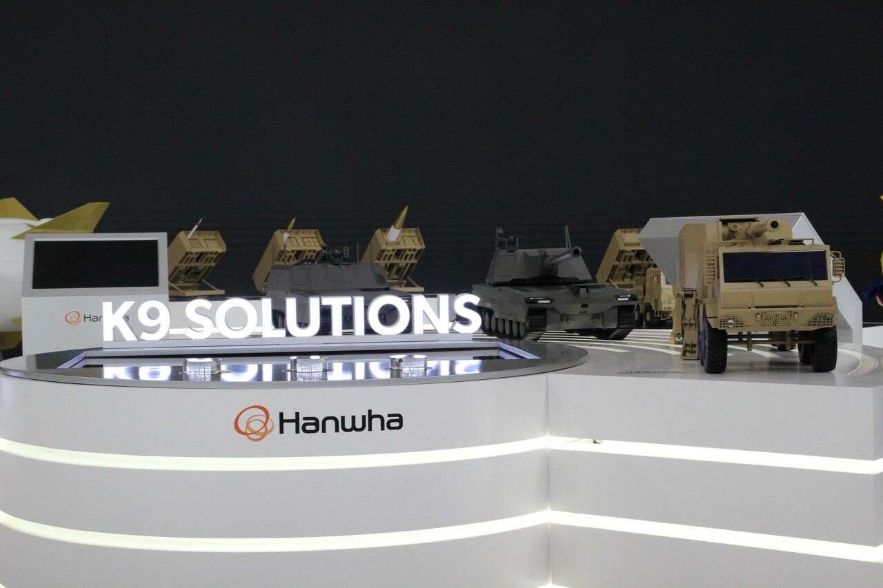 한화에어로스페이스가 지난해 열린 'KADEX 2024'에서 K9 자주포의 미래형 버전 'K9 유무인복합체계'를 최초로 선보였다. [사진=김민우 기자]